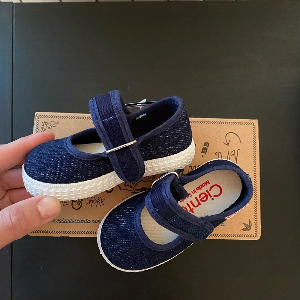 Cienta stylish comfortable